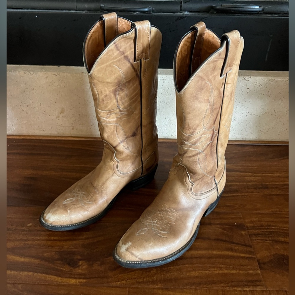 Justin boots western style size 6 but more like size 5.5